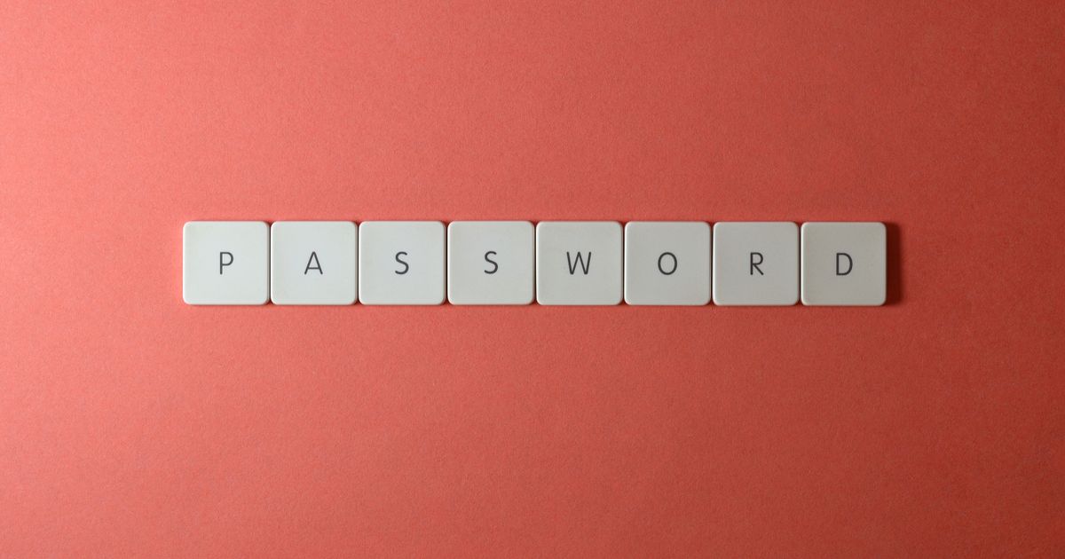 흰 타일 글자들이 PASSWORD라는 단어를 이루고 있는 사진